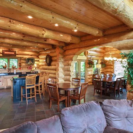 Big Bear Ridge Lodge: Mountain View Log Cabin Retreat Gatlinburg Exterior photo